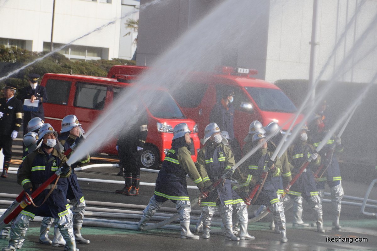 写真：倉津川に向かって放水する消防団員