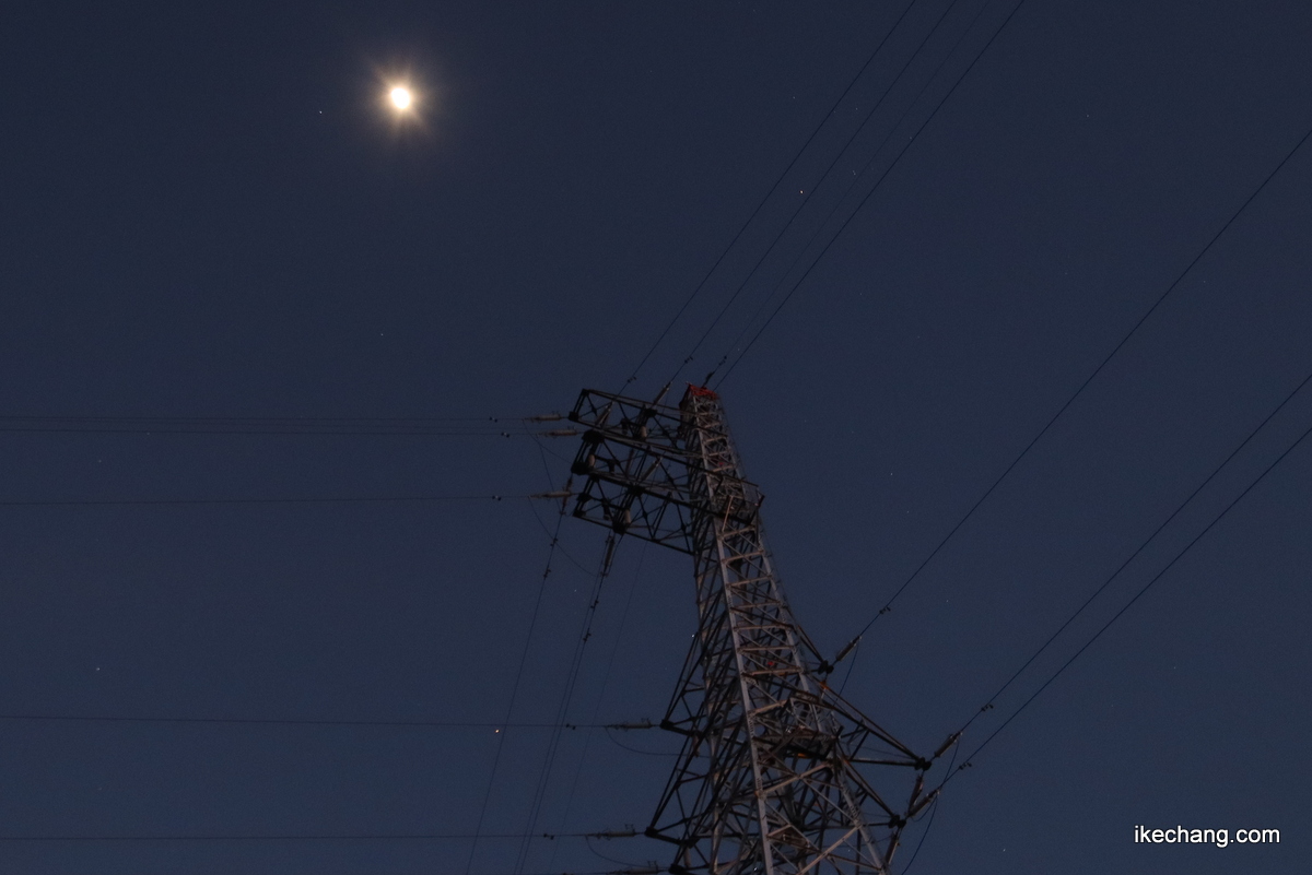 写真：上弦を過ぎた月と鉄塔