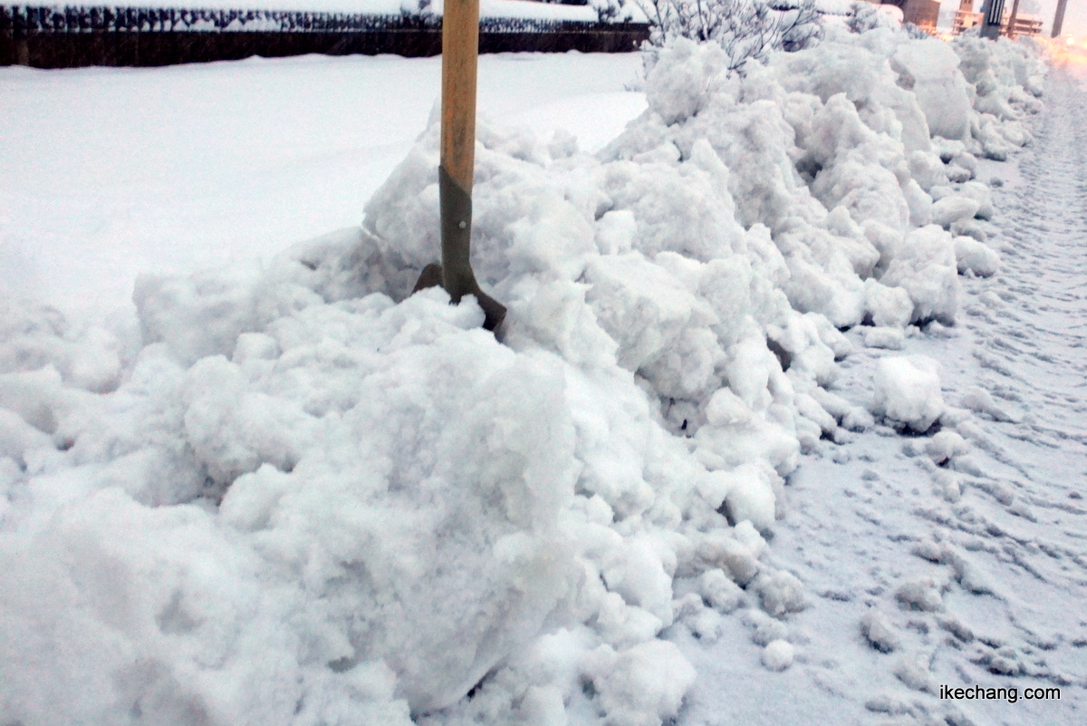 写真：スチール製のスコップでの雪かき