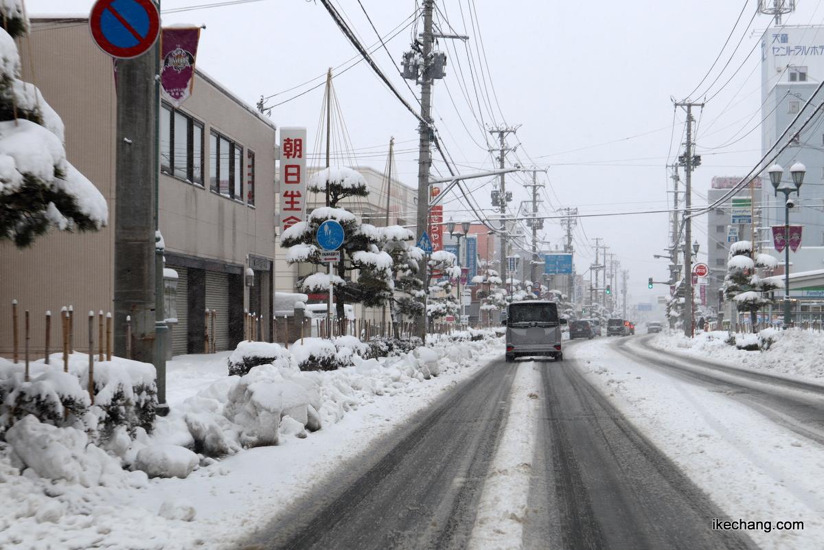 写真：重たい雪の塊が路肩に置かれた天童駅前