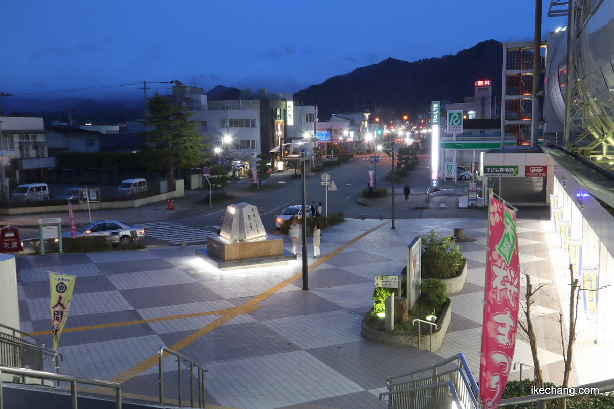 写真：天童駅自由通路から見た新たな将棋モニュメント