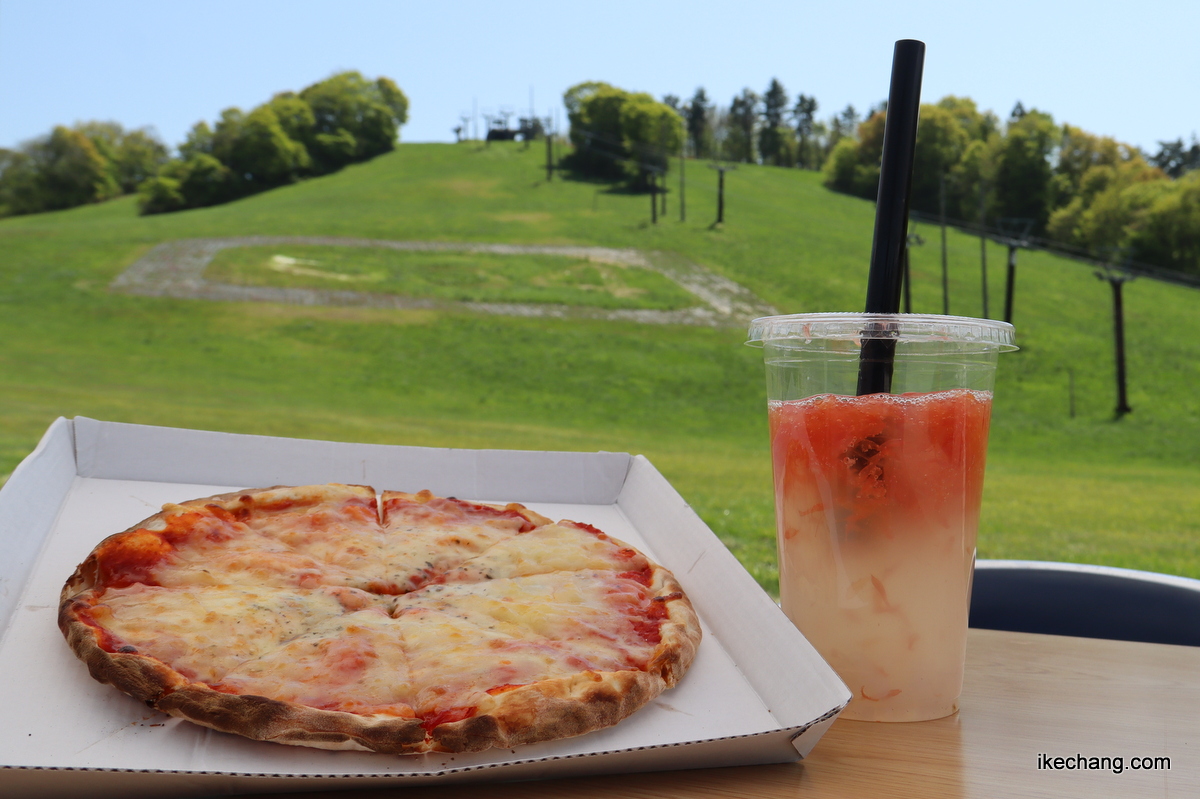 画像：天童高原スプリングイベントでの釜焼きピザとグレープフルーツスカッシュ