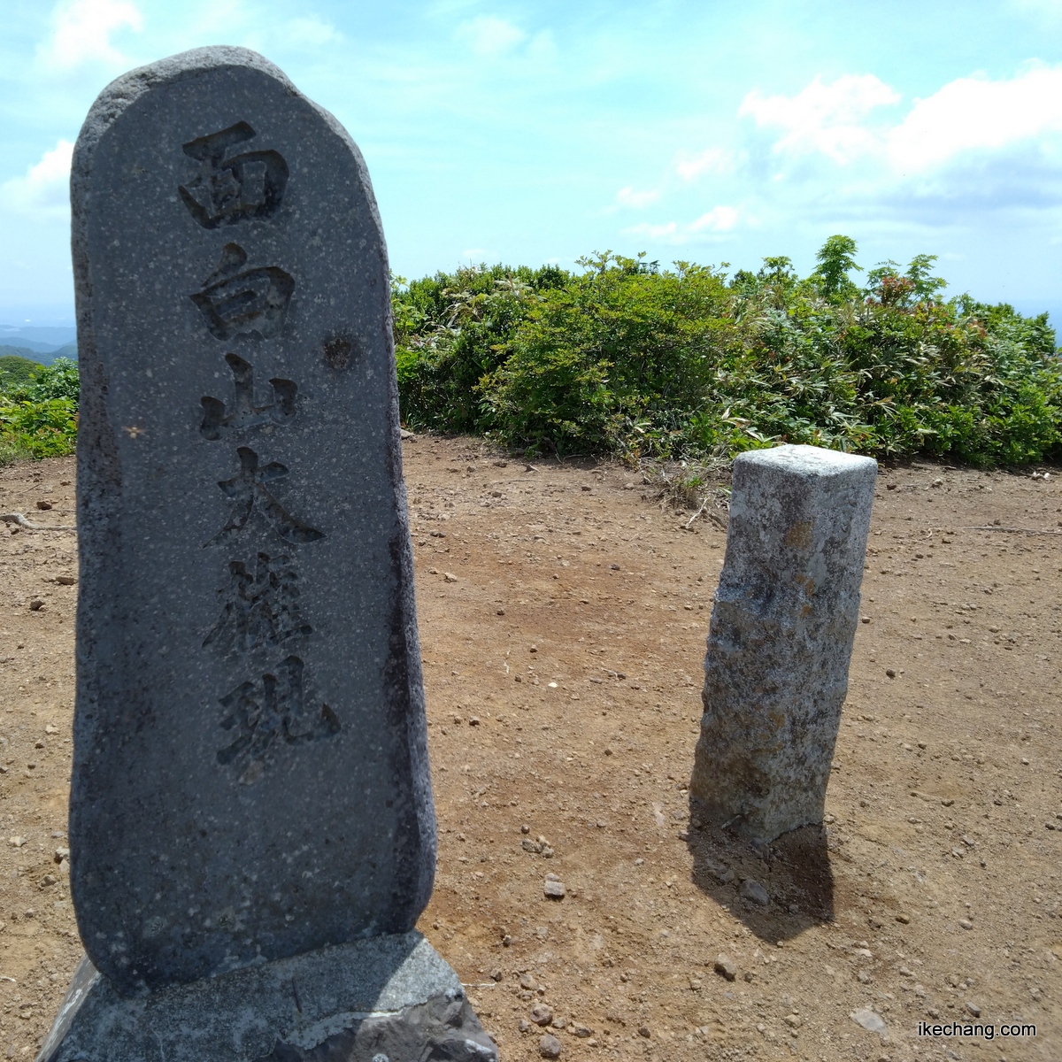 写真：北面白山山頂に建てられている「面白山大権現」