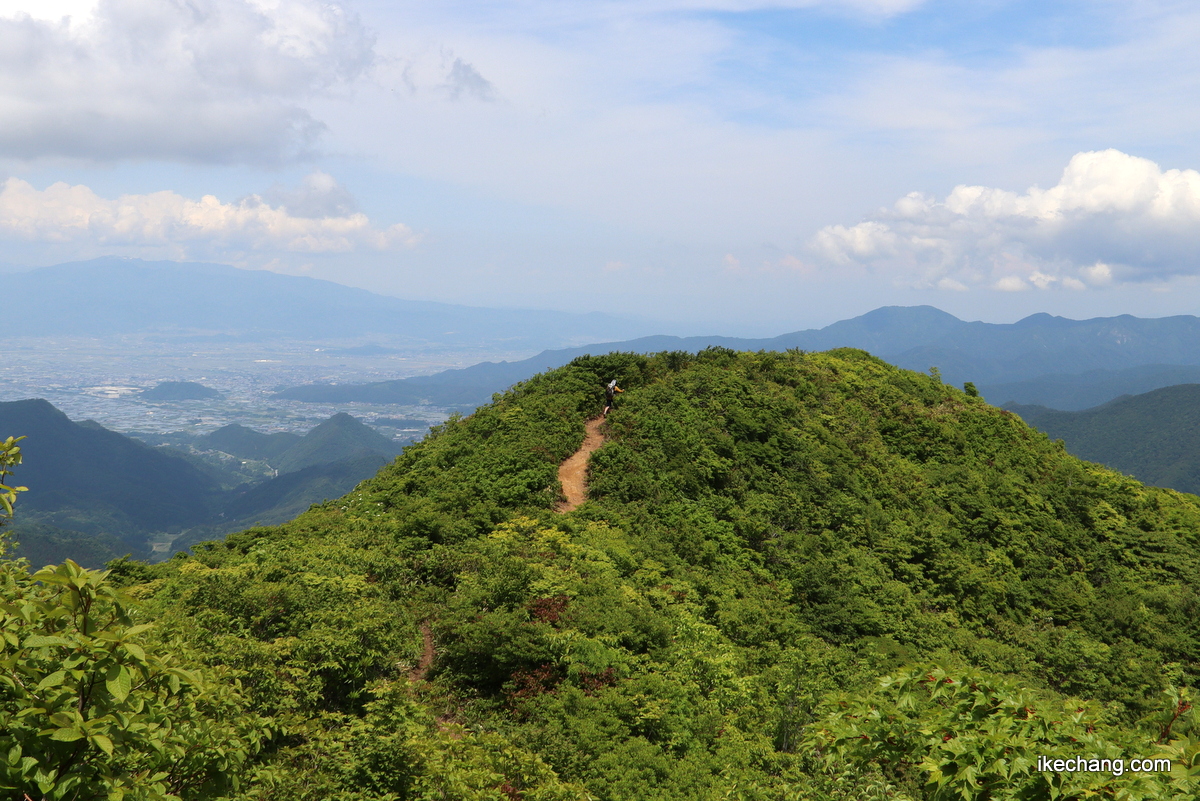 写真：北面白山から三沢山方面に下山をスタート