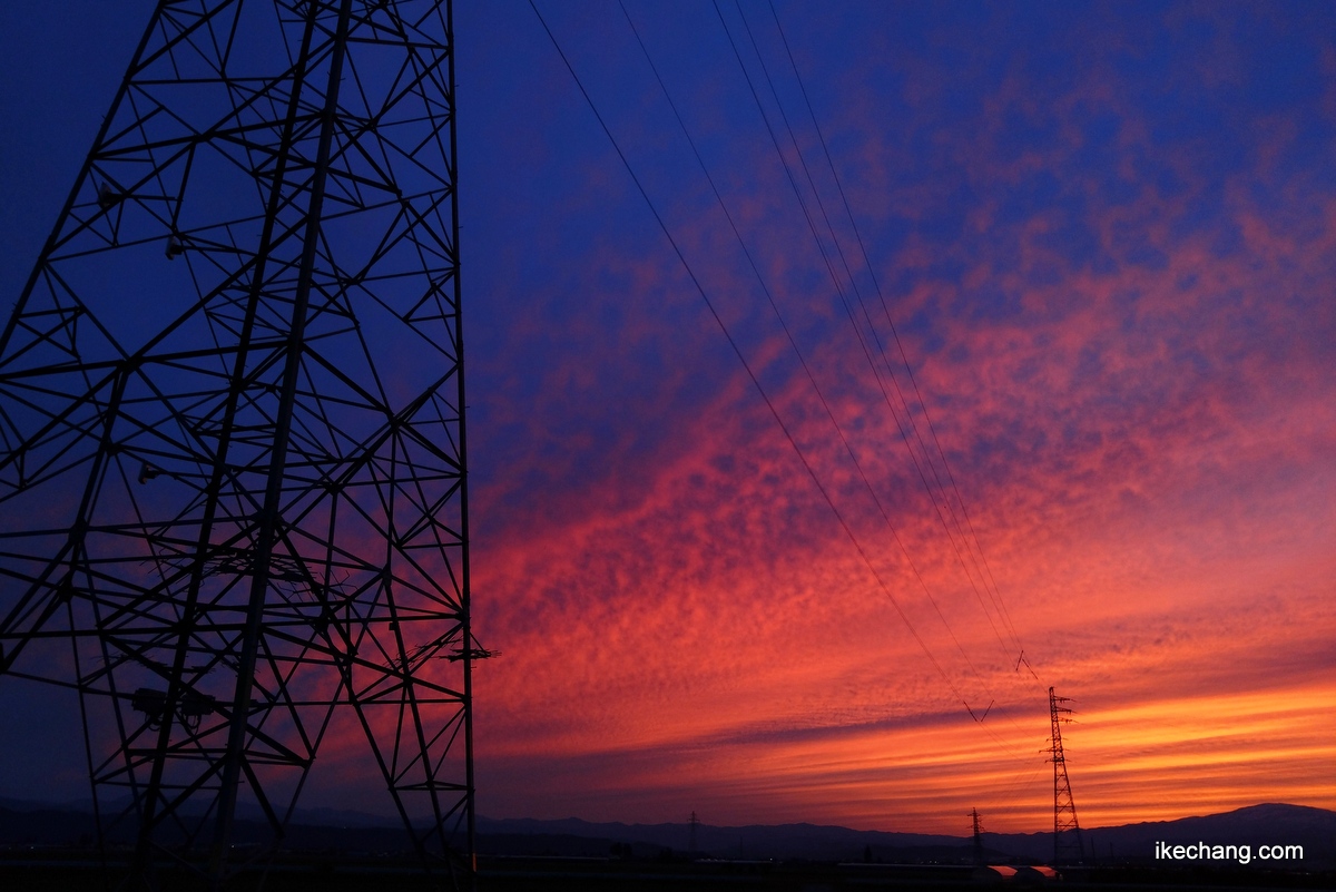 写真：鉄塔と夕焼けのグラデーション（山形県天童市）