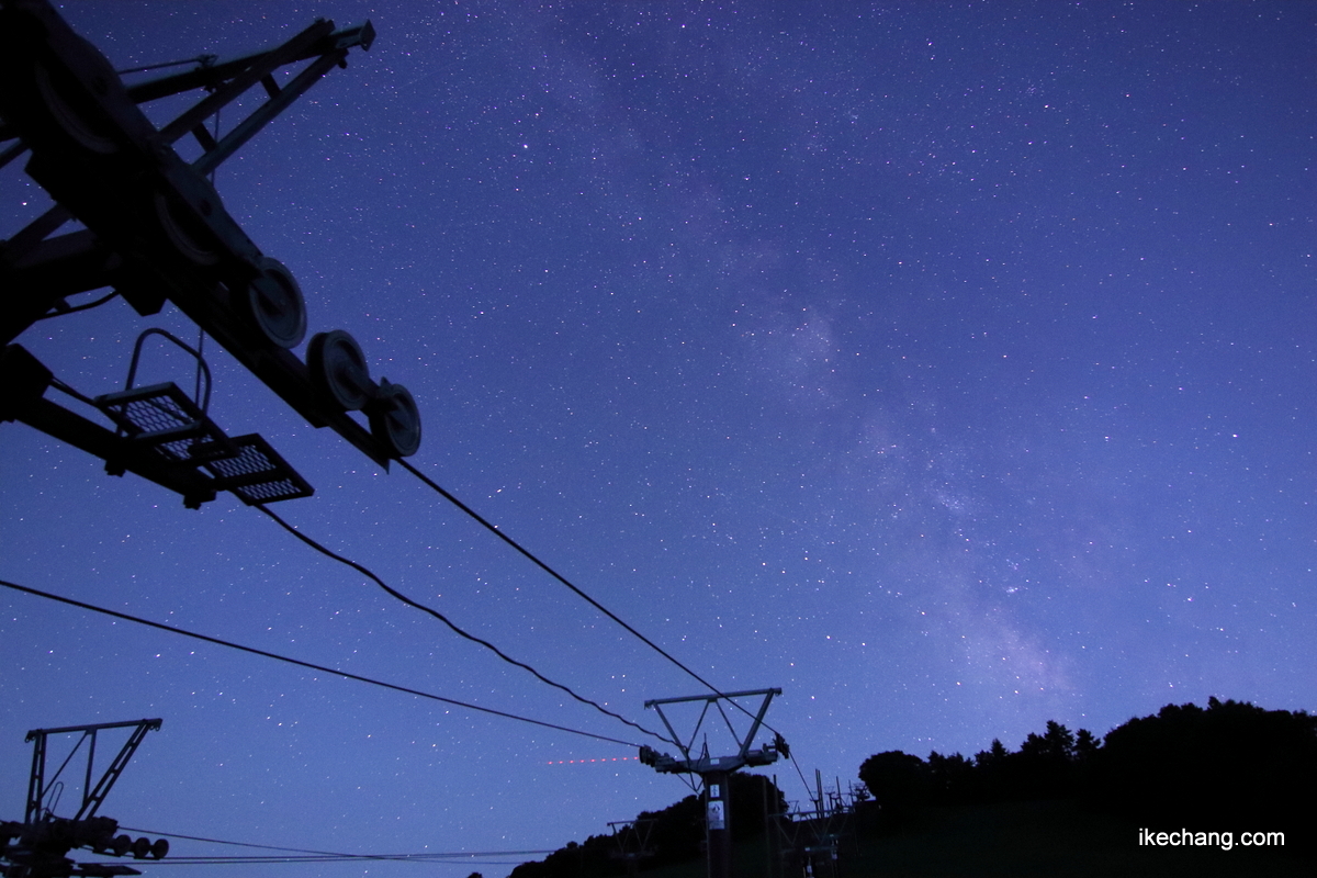 写真：天童高原スキー場リフト乗り場からの星空