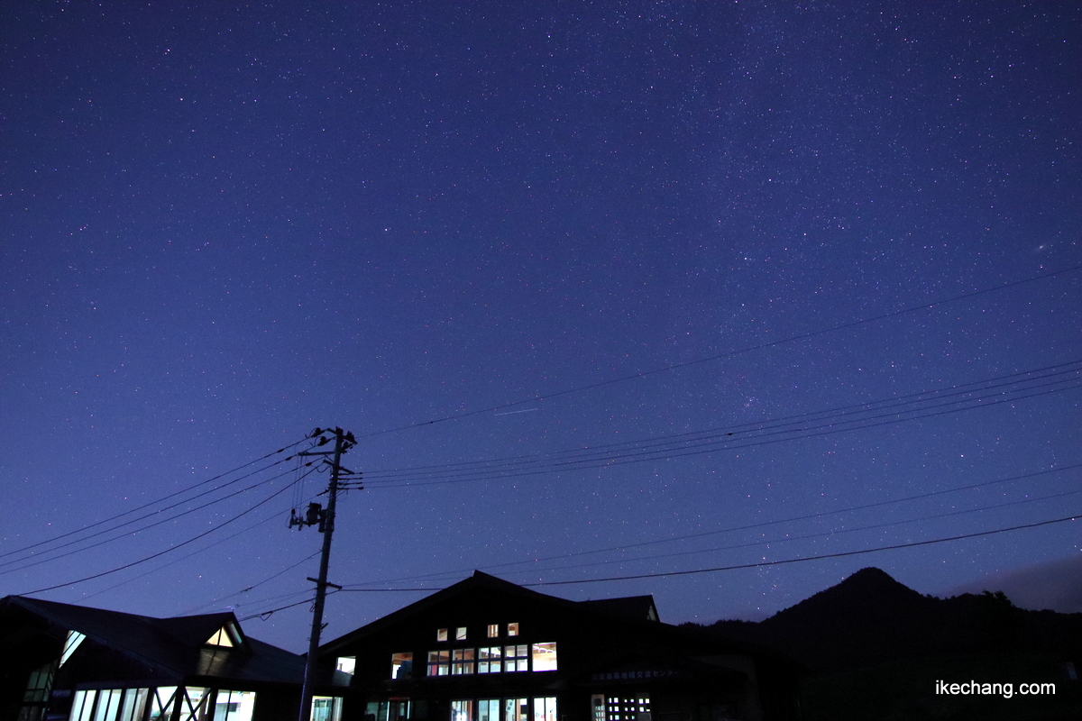 写真：天童高原地域交流センターと星空