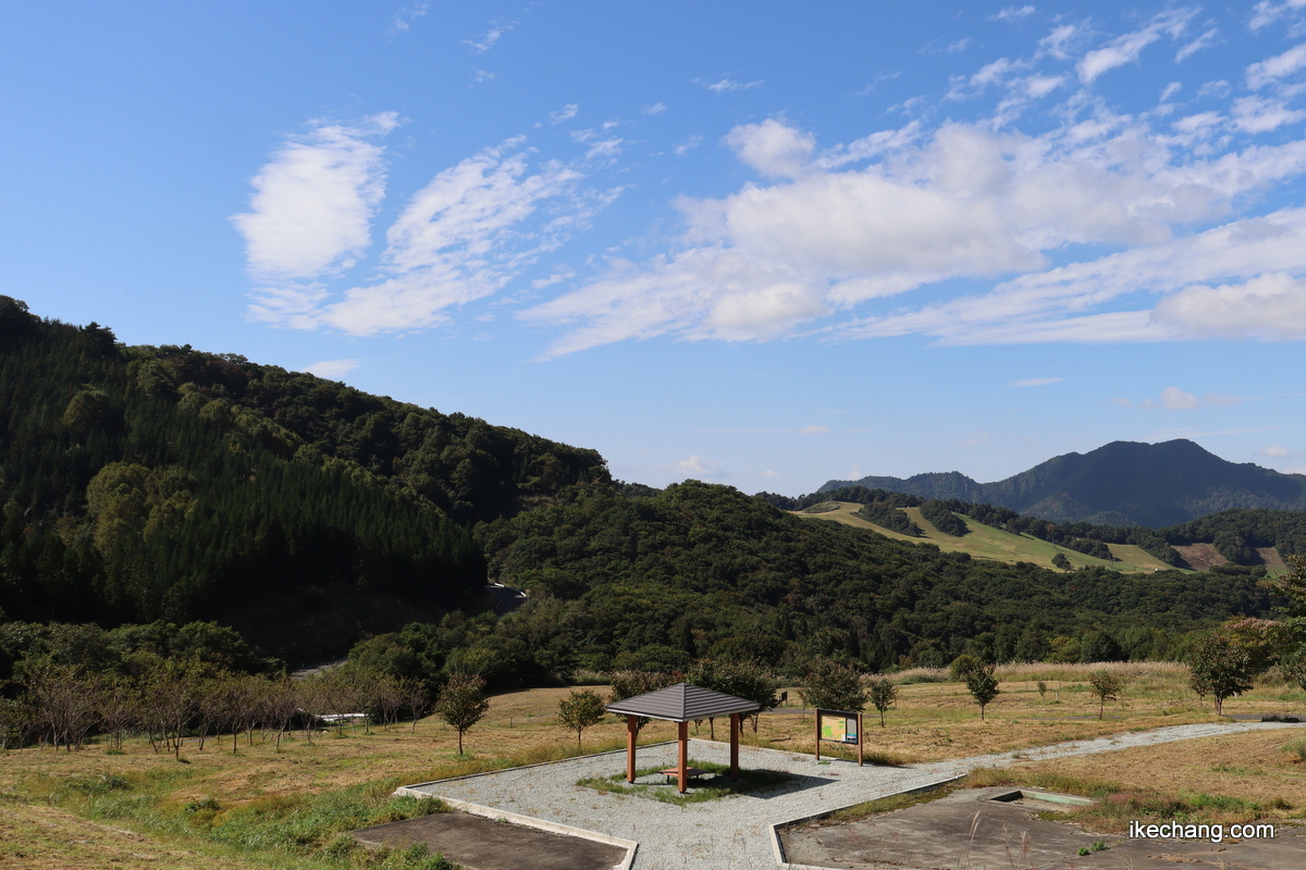 写真：天童高原（吉野平）の四阿