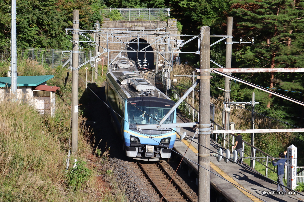 写真：JR東日本のリゾート列車「SATONO（さとの）」と遭遇