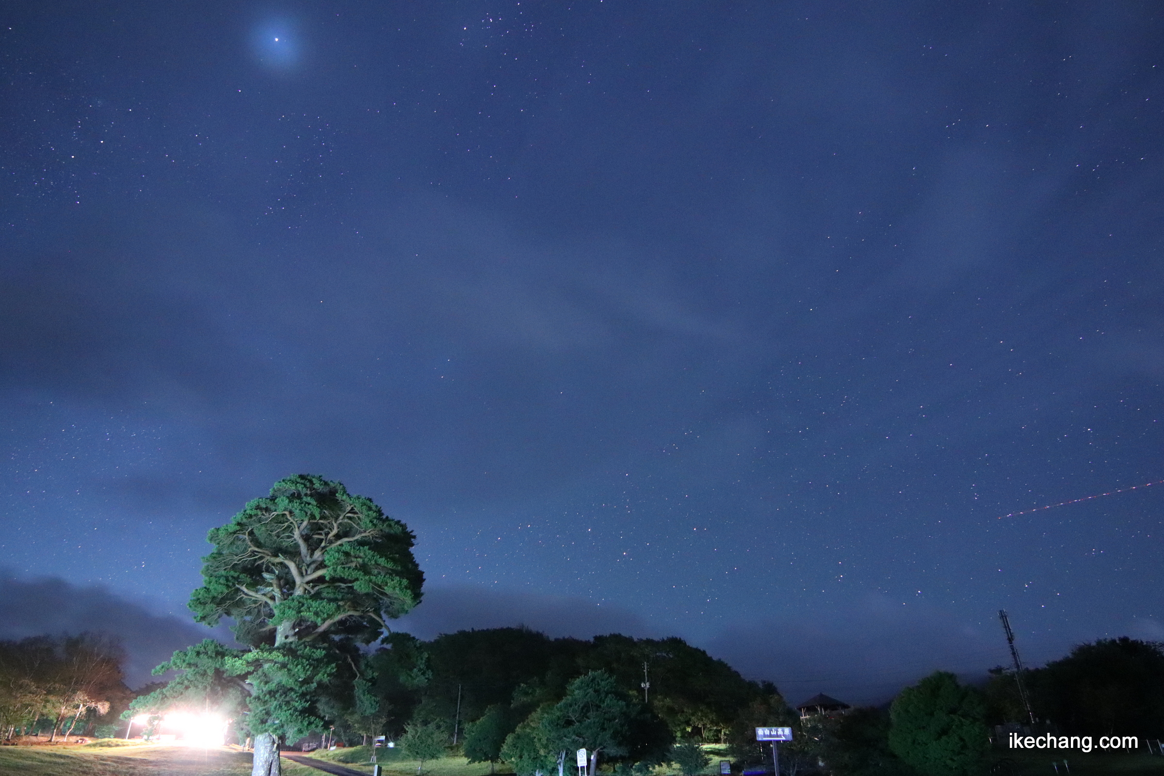 写真：車のライトで明るくなった天童高原キャンプ場の星空