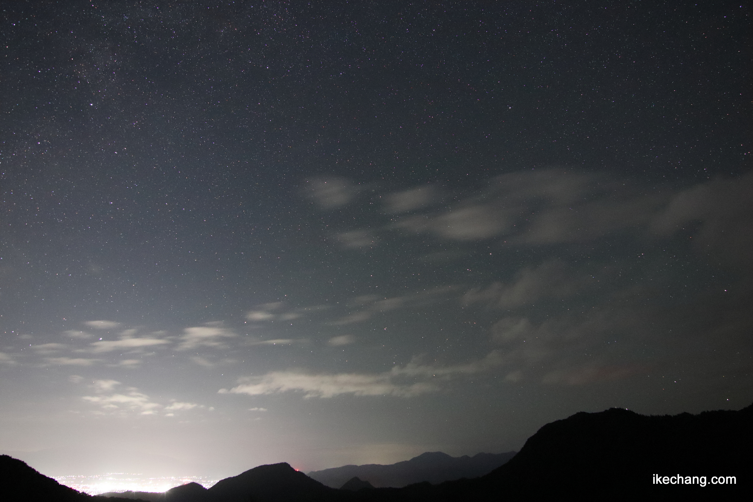 写真：天童高原キャンプ場から見た東根市街地の夜景と星空