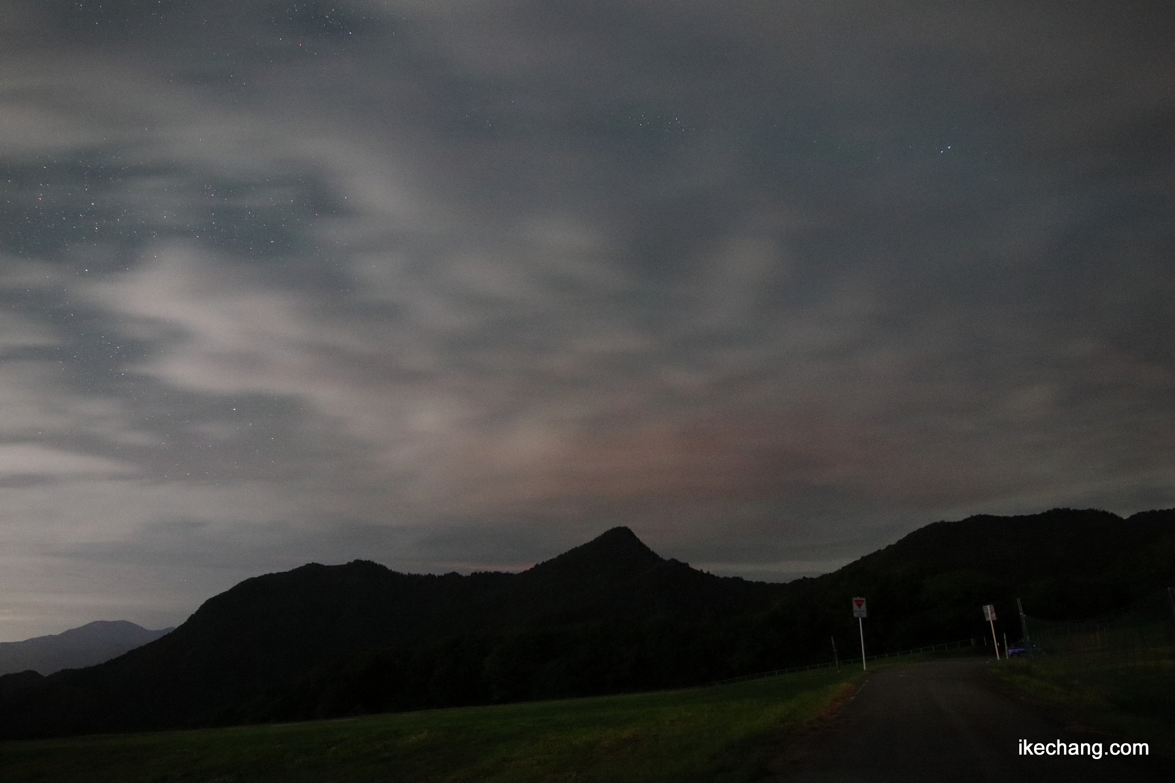 写真：オーロラ？赤く色づく大畑山の上空