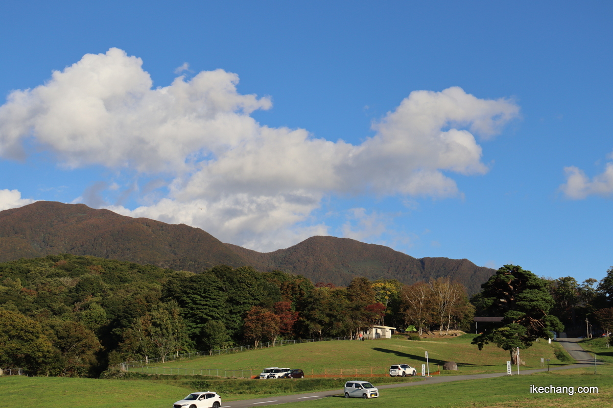 写真：天童高原から見た北面白山と中面白山