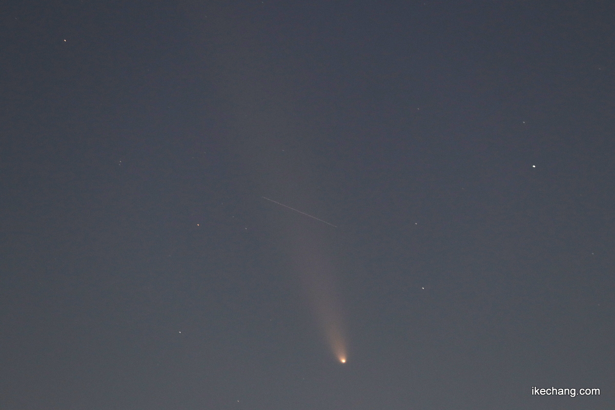 写真：山形県天童市から見た紫金山・アトラス彗星