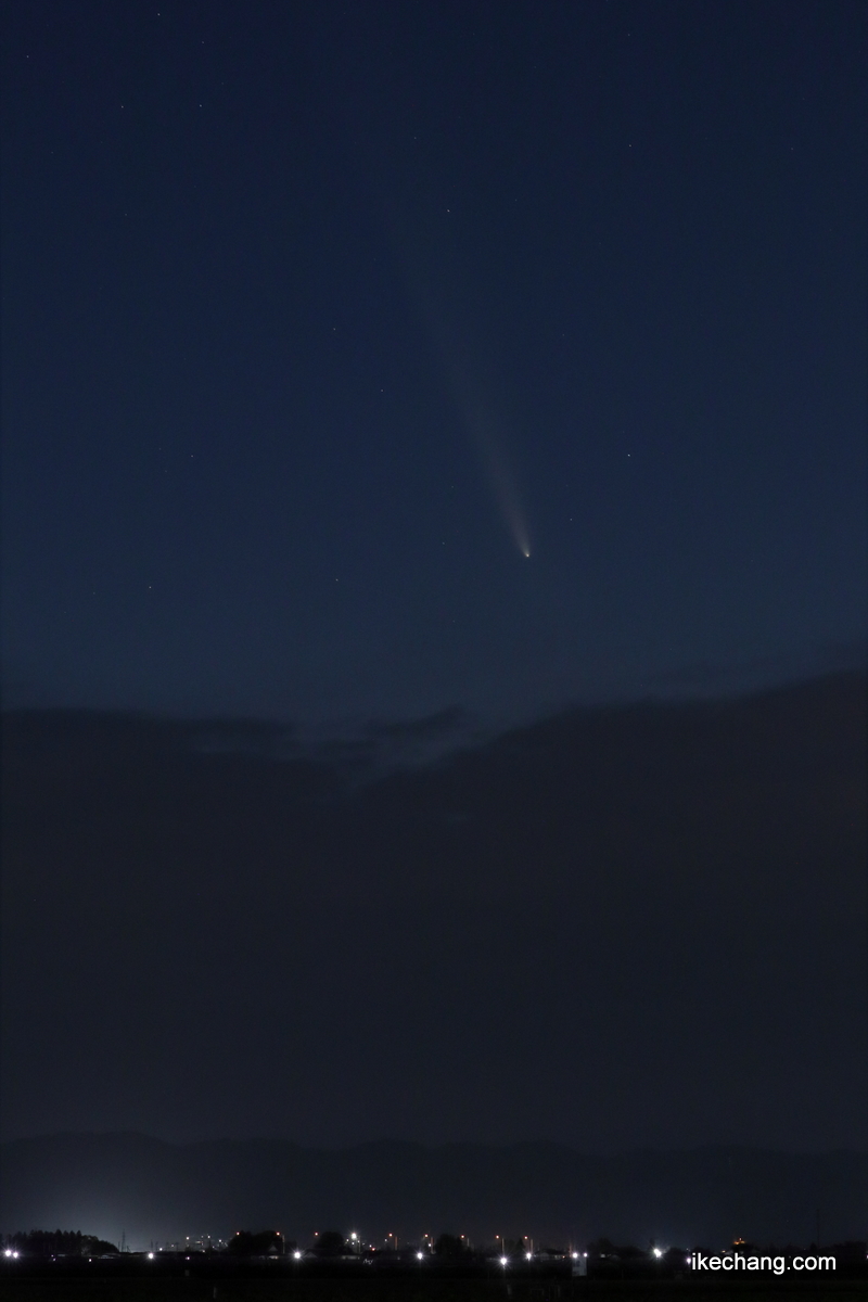 写真：垂れ込めた雲の中に沈んでいく紫金山・アトラス彗星