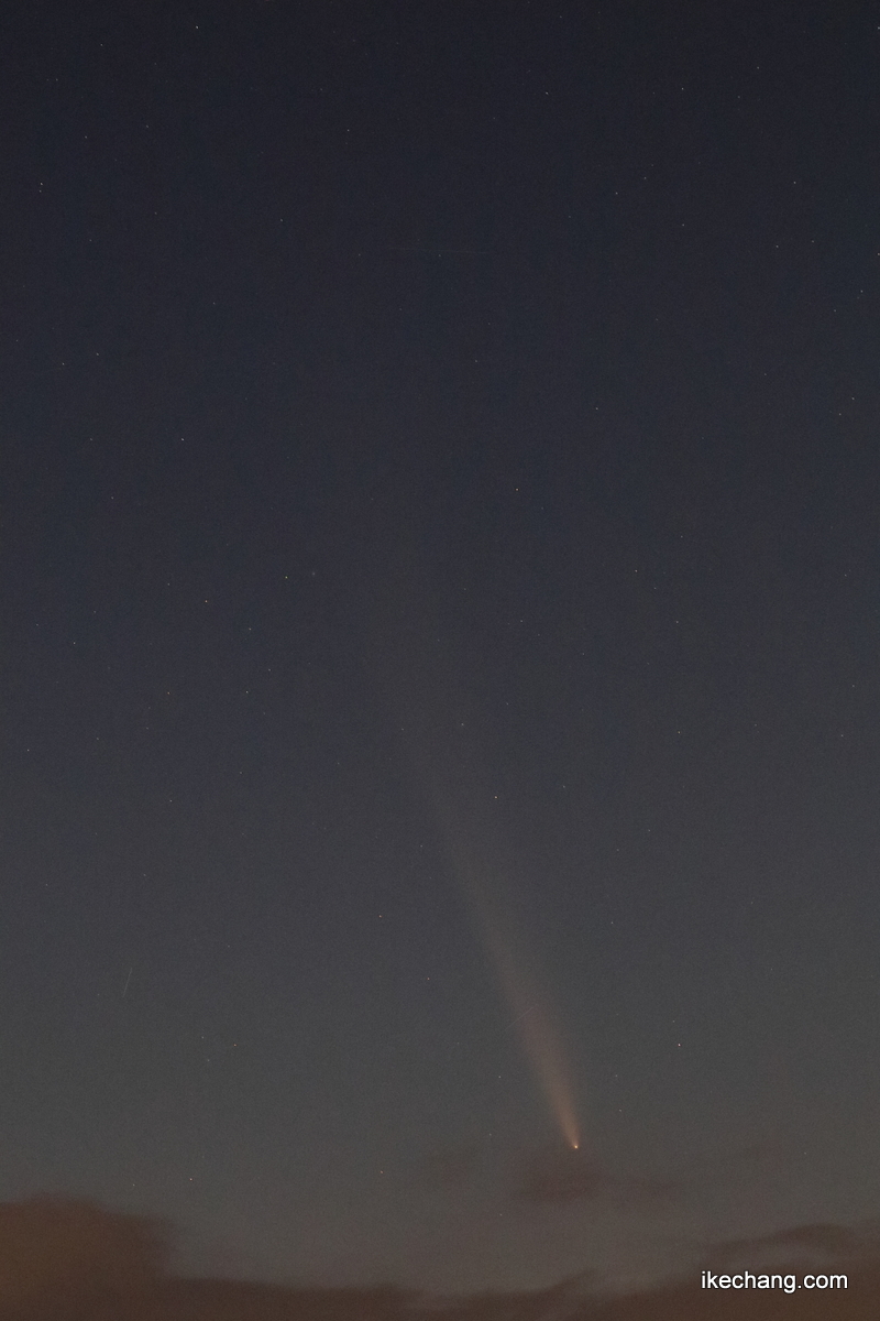 写真：長い尾を引く紫金山・アトラス彗星