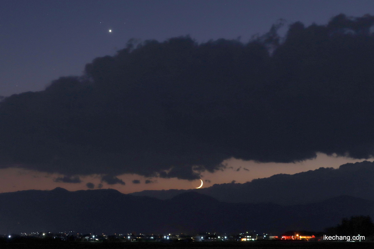 写真：雲と山の隙間から姿を現した細い月と金星