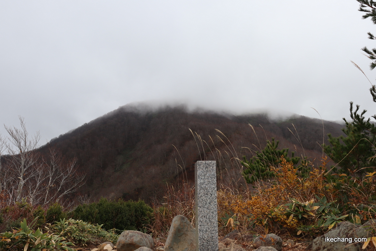 写真：三沢山山頂から見ると北面白山山頂は雲の中