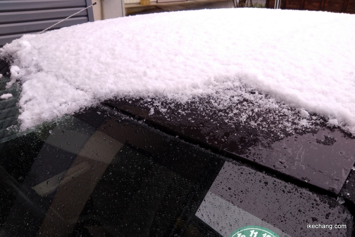 写真：車の屋根にうっすら積もった雪