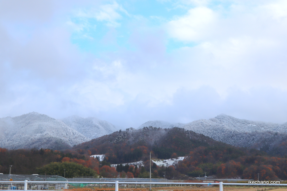 写真：平地の低い山は紅葉で、高い山は真っ白に