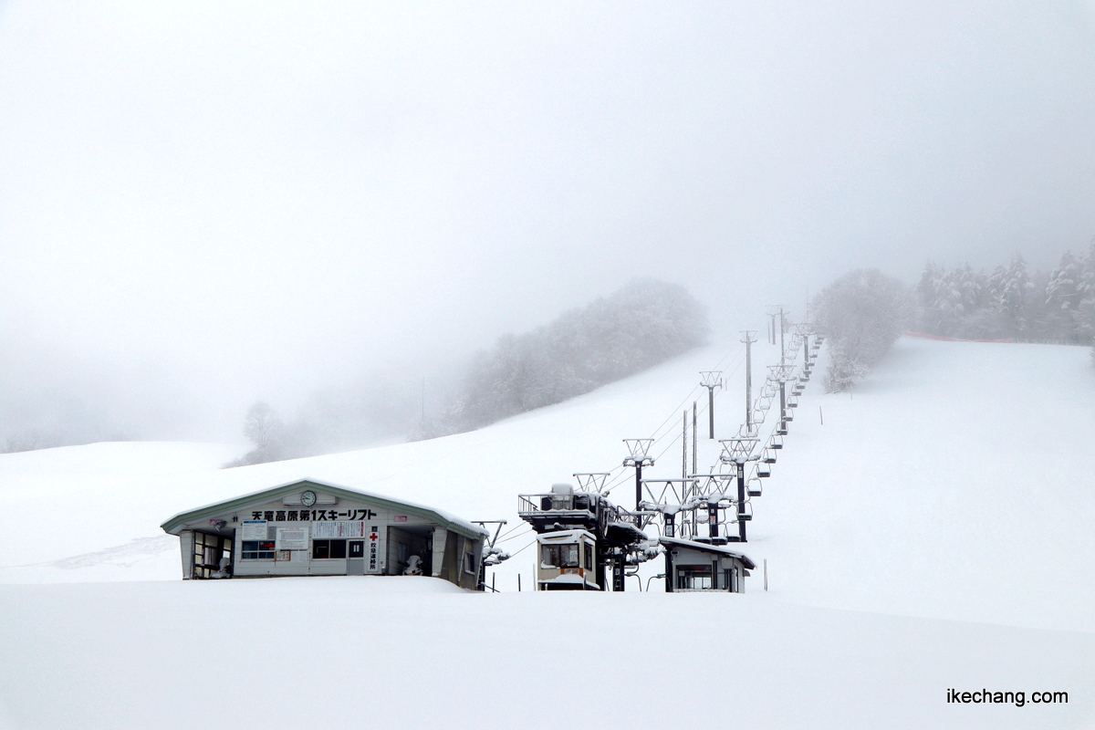 画像：雪で真っ白な天童高原スキー場