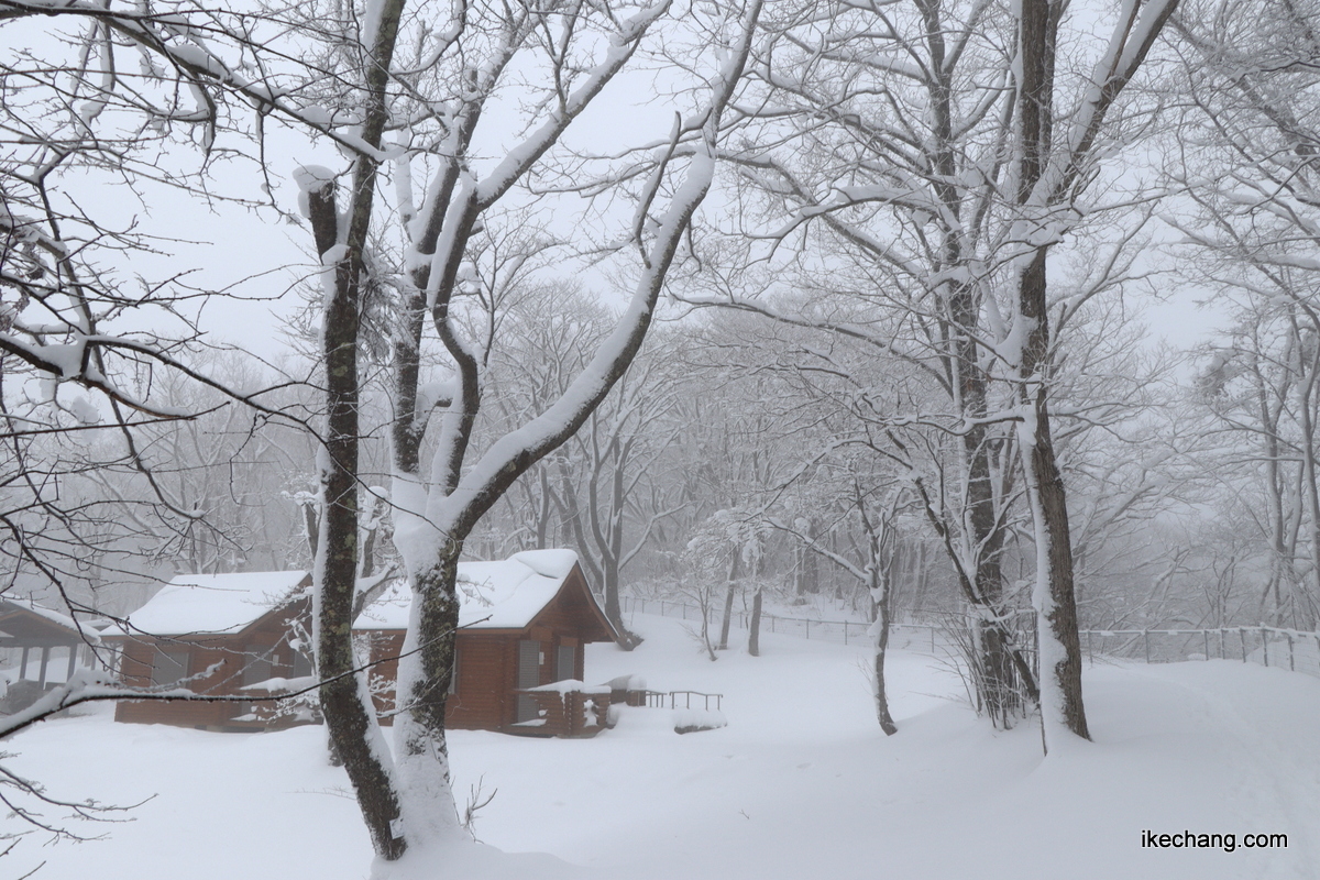 写真：雪に覆われた天童高原キャンプ場のコテージ