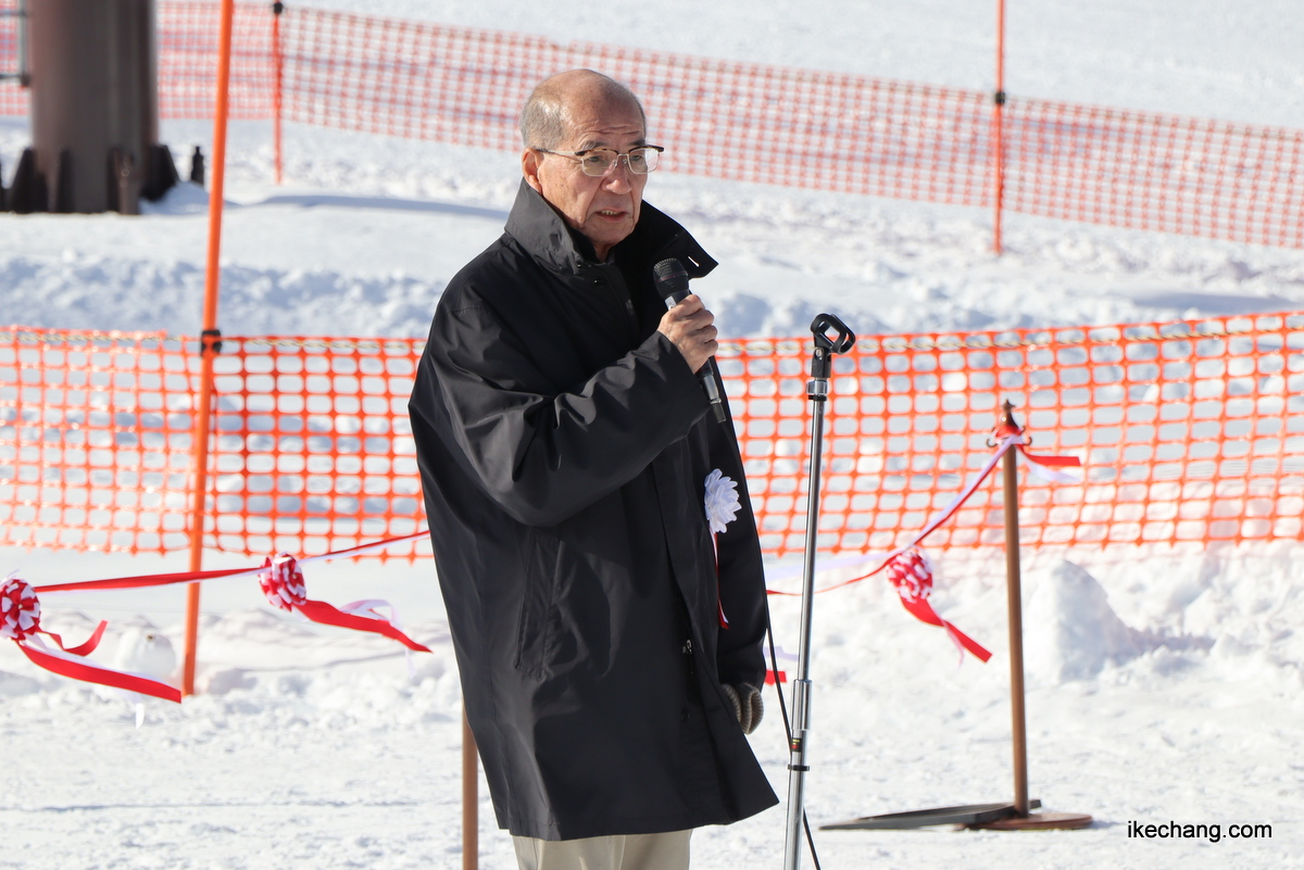 写真：来賓祝辞を述べる山本信治・天童市長