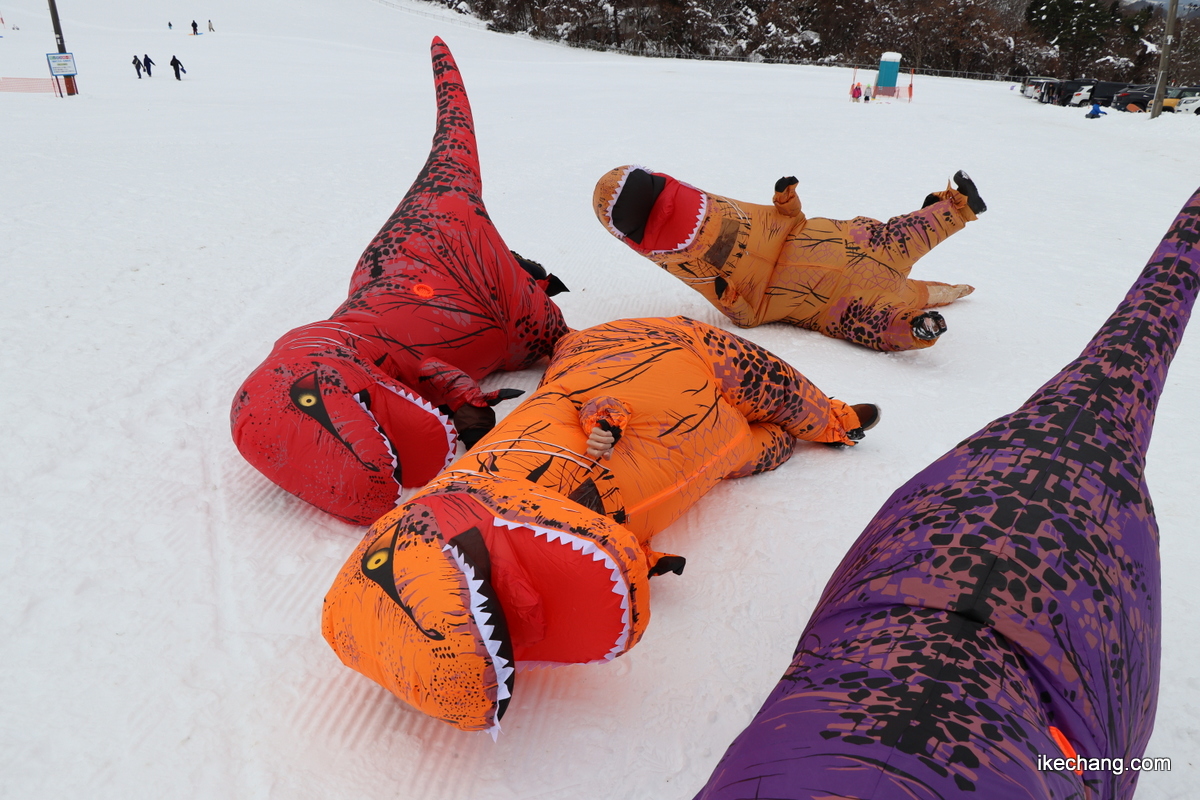 写真：ゴールして倒れ込むティラノサウルスたち