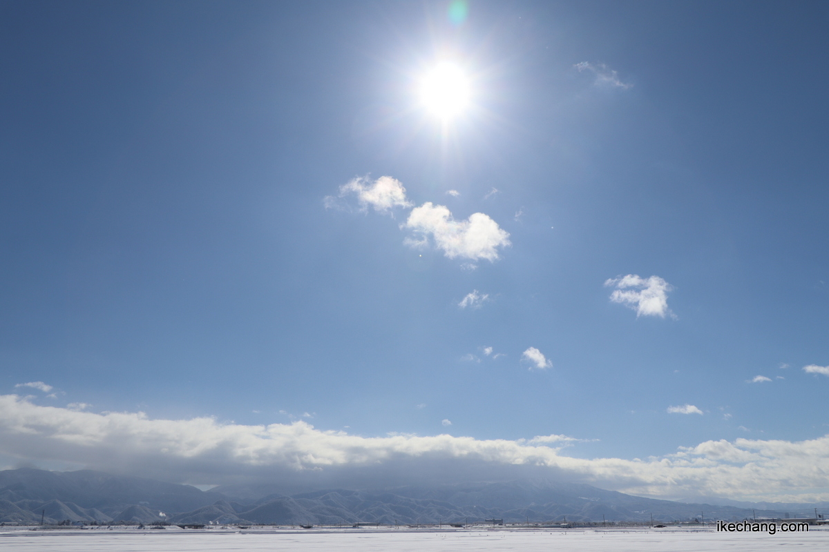 写真：太陽がまぶしく輝く雪景色