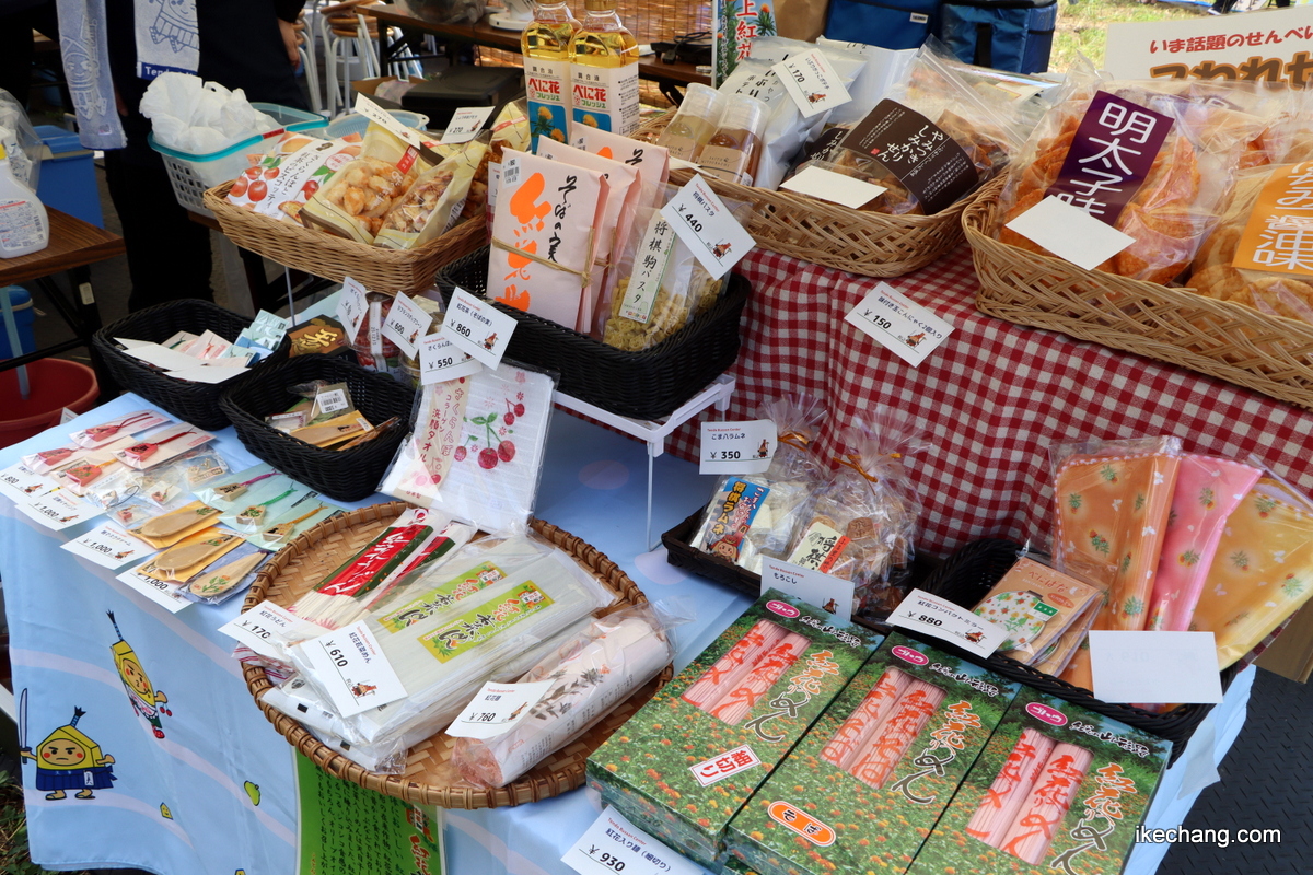 写真：紅花にちなんだ特産品を販売する「こま八商店」
