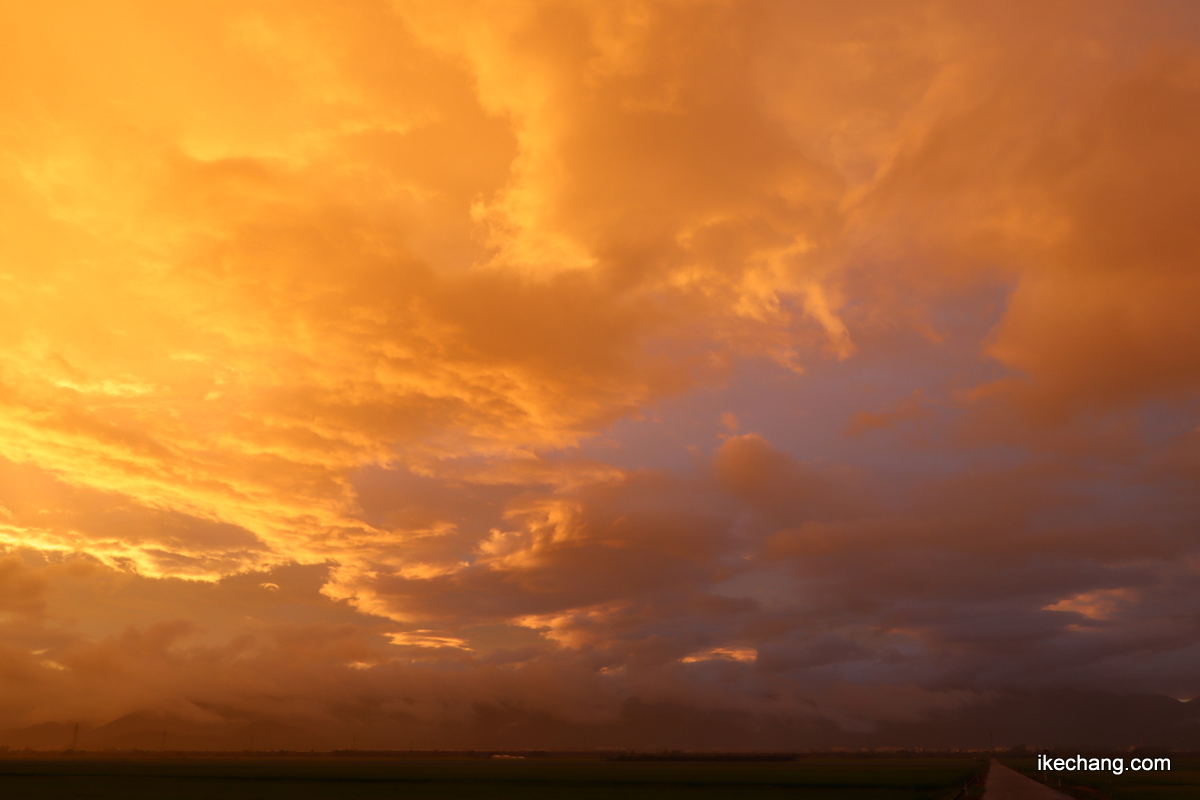 写真：金色の雲の切れ目から青空が見えます