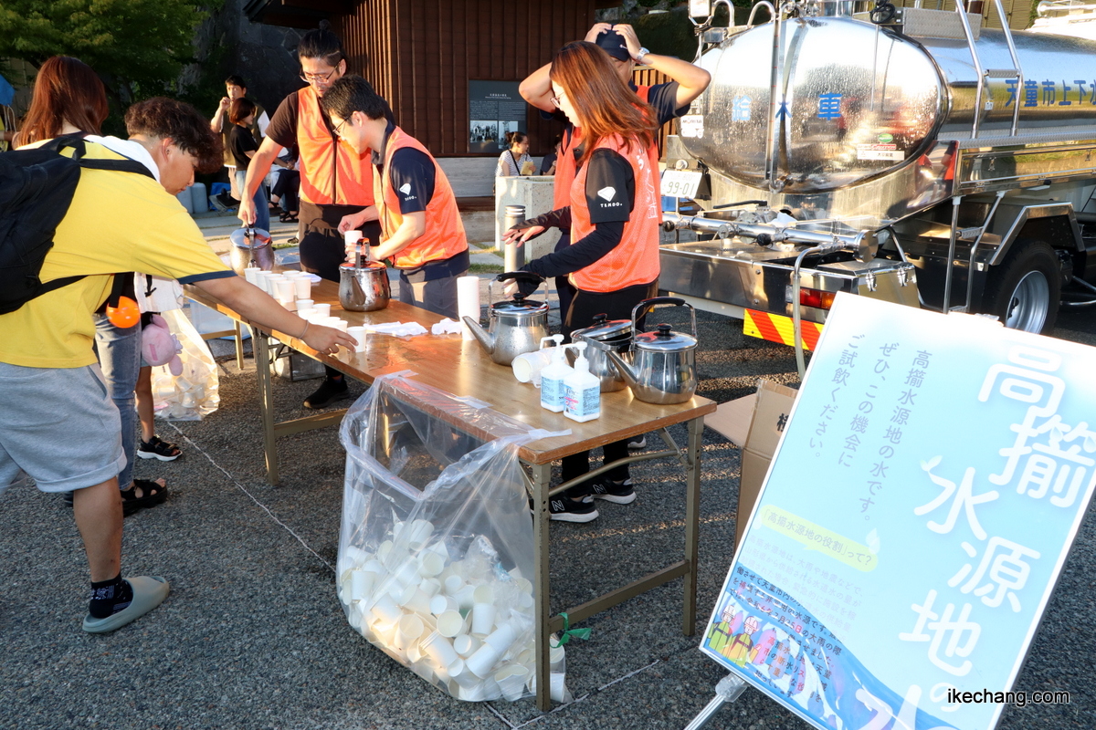 写真：高擶水源地の水を配布