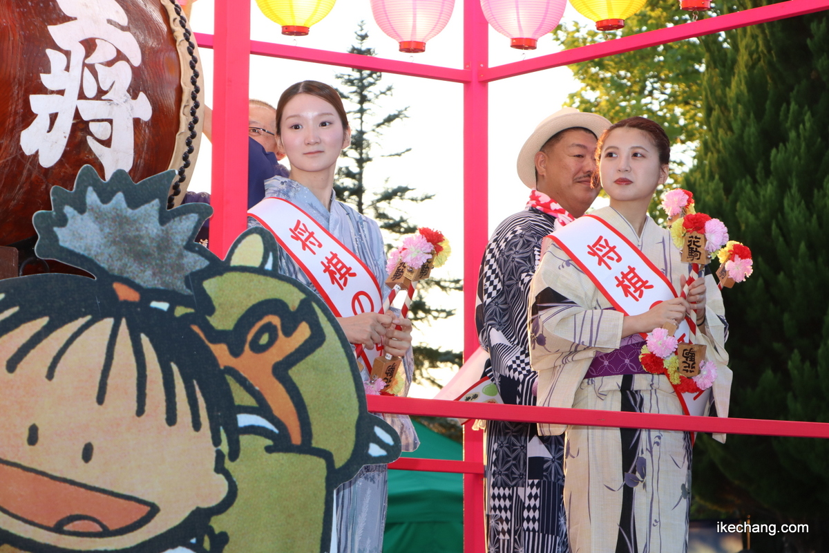 写真：山車に乗る「将棋の女王」