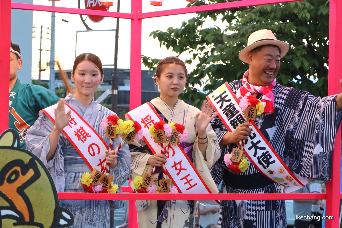 写真：「将棋の女王」のお二人と天童市観光大使のミッチーチェンさん