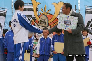 写真：小林監督と握手（第15回平成鍋合戦）