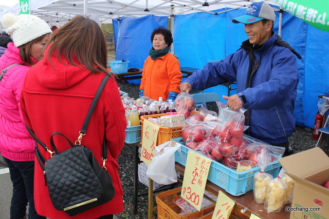写真：おかげ参道でのリンゴ販売（第21回平成鍋合戦）