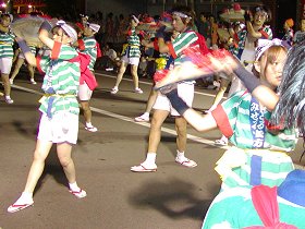 四方山会による華麗な笠踊りの写真