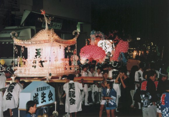 神輿パレードの写真